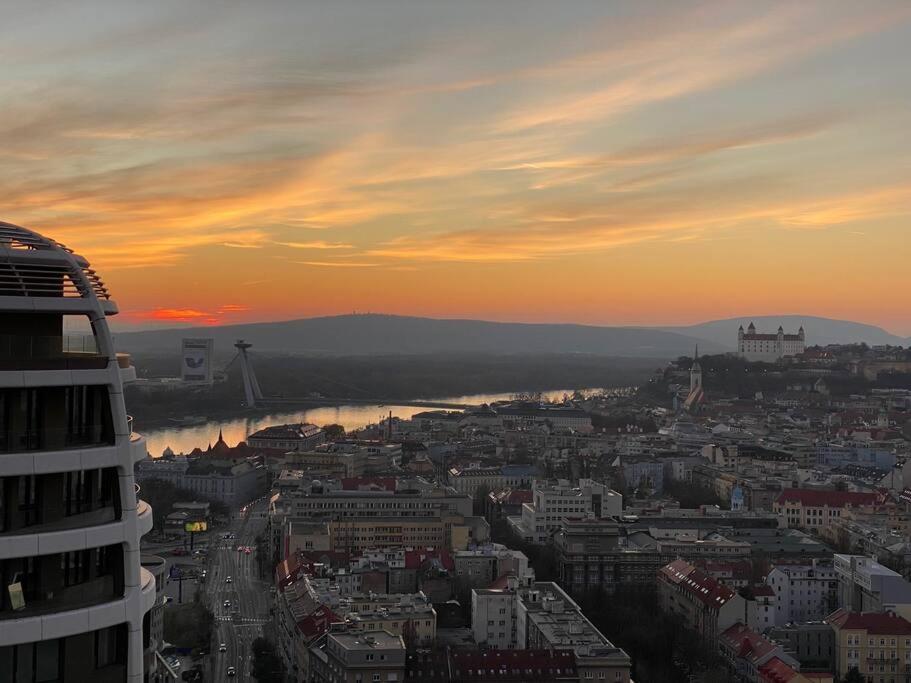 Skypark Luxury Apartment With Skyline View & Free Parking Μπρατισλάβα Εξωτερικό φωτογραφία